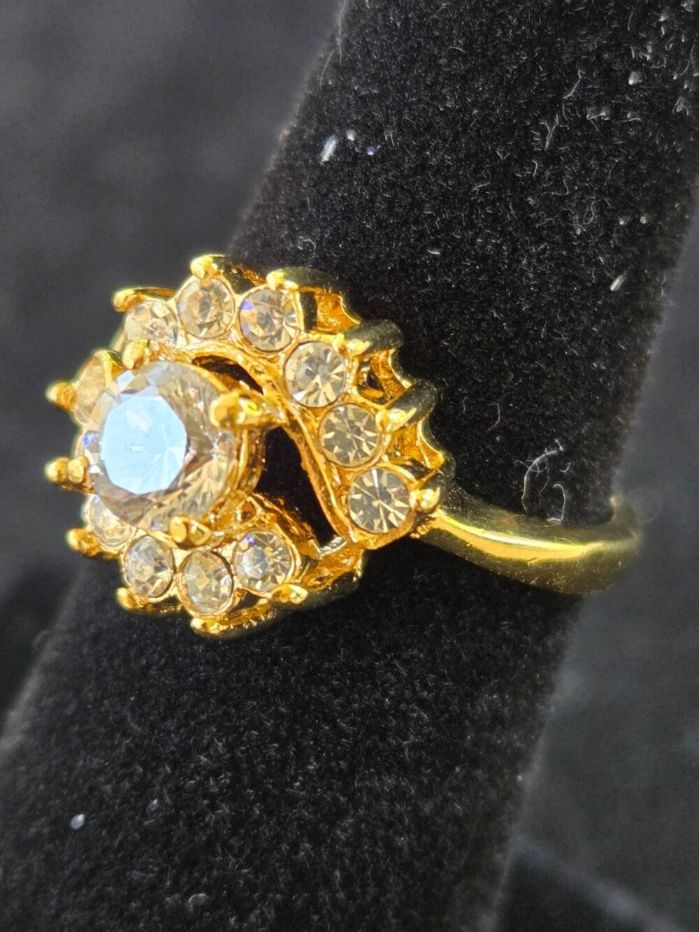Vintage Brilliant Cubic Zirconia Rhinestone Round CZ Cocktail Ring Gold Tone